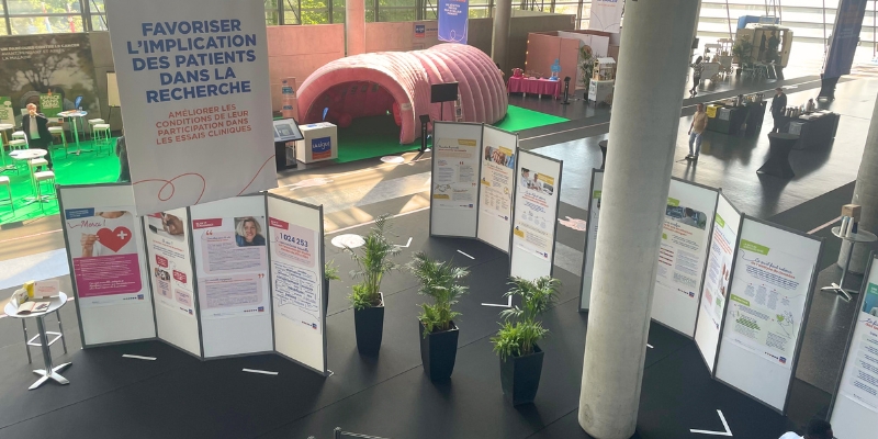 Deux femmes travaillents dans un open space sur une grande table